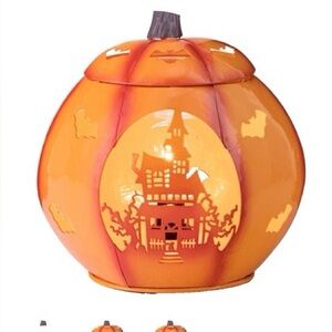 Scentsy paranormal pumpkin warmer new in box!